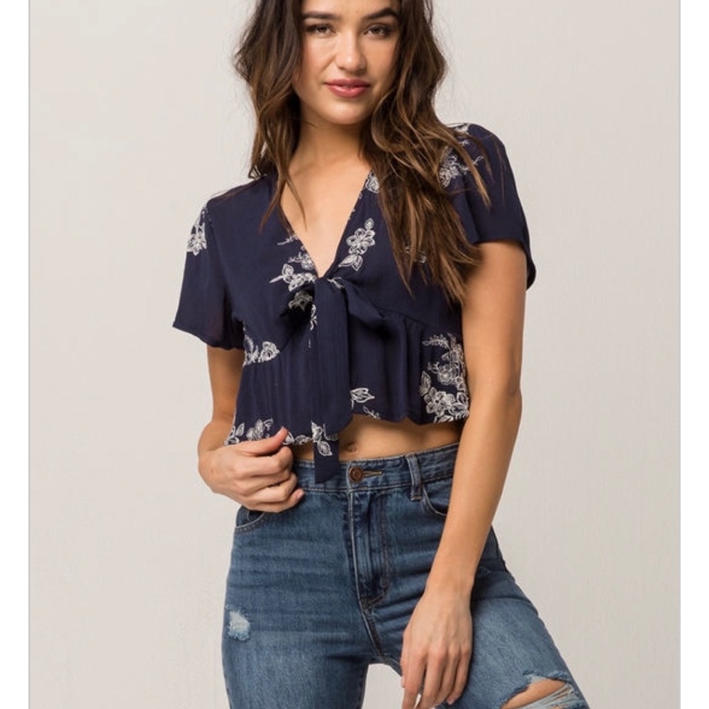 💛Tillys tie front cute top💛